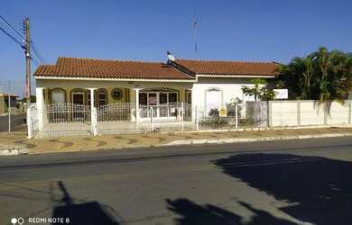 Imagem: A casa possui 3 Dormitórios, 3 Banheiros, 5 Vagas na garagem