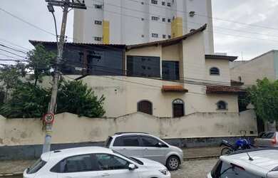 Imagem: A casa possui 3 Dormitórios, 3 Banheiros, 2 Vagas na garagem