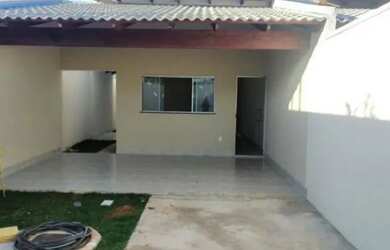 Imagem: A casa possui 3 Dormitórios, 1 Banheiro, 2 Vagas na garagem