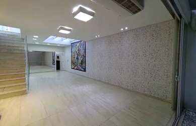 Imagem: A casa possui 2 Dormitórios, 1 Banheiro, 2 Vagas na garagem