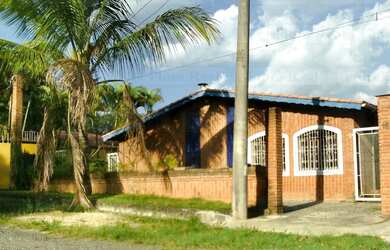 Imagem: A casa possui 3 Dormitórios, 5 Banheiros, 4 Vagas na garagem