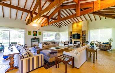 Imagem: A casa em condomínio possui 5 Dormitórios, 5 Banheiros, 1.126m²