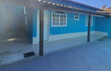 Imagem: A casa possui 3 Dormitórios, 2 Banheiros, 1 Vaga na garagem