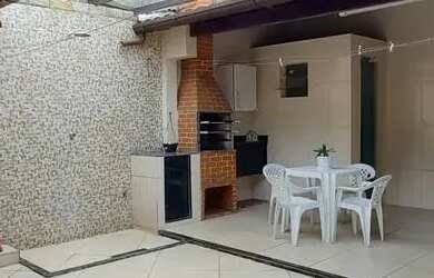 Imagem: A casa possui 3 Dormitórios, 2 Banheiros, 2 Vagas na garagem