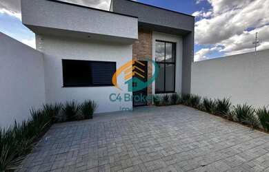 Imagem: A casa possui 3 Dormitórios, 2 Banheiros, 2 Vagas na garagem