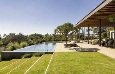 Imagem 8: Casa de condomínio para venda tem 820 metros quadrados com 5 quartos