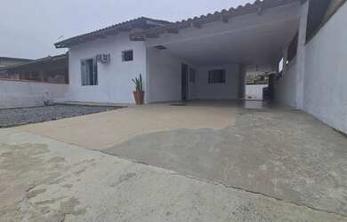 Imagem: A casa possui 3 Dormitórios, 2 Banheiros, 2 Vagas na garagem