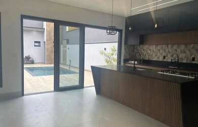 Imagem: A casa possui 3 Dormitórios, 5 Banheiros, 4 Vagas na garagem