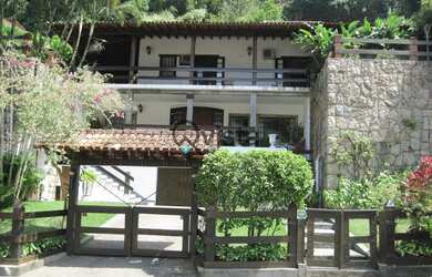 Imagem: A casa possui 4 Dormitórios, 5 Banheiros, 5 Vagas na garagem