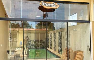 Imagem: A casa possui 3 Dormitórios, 4 Banheiros, 5 Vagas na garagem