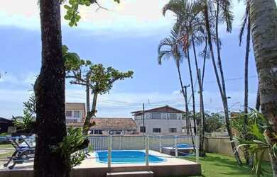 Imagem: A casa possui 3 Dormitórios, Acomodam 14 pessoas, 5 Vagas na