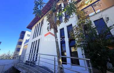 Imagem: A casa possui 4 Dormitórios, 3 Banheiros, 3 Vagas na garagem