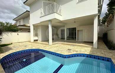 Imagem: A casa em condomínio possui 4 Dormitórios, 5 Banheiros, 2