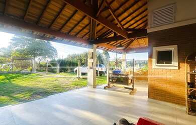 Imagem: A casa possui 3 Dormitórios, 3 Banheiros, 5 Vagas na garagem