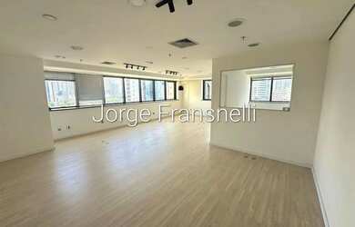 Imagem: O depósito possui 2 Vagas na garagem, 70m² de Área e está