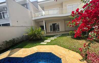 Imagem: A casa em condomínio possui 4 Dormitórios, 4 Banheiros, 4