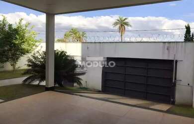 Imagem: A casa possui 3 Dormitórios, 5 Banheiros, 4 Vagas na garagem