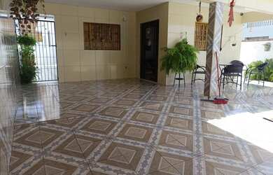 Imagem: A casa possui 3 Dormitórios, 2 Banheiros, 2 Vagas na garagem