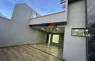 Imagem: A casa possui 3 Dormitórios, 3 Banheiros, 2 Vagas na garagem