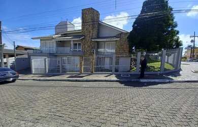 Imagem: A casa possui 5 Dormitórios, 1 Banheiro, 3 Vagas na garagem