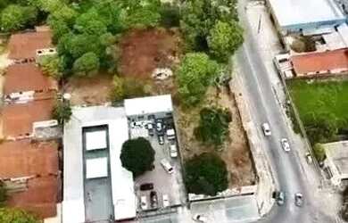 Imagem: O terreno possui 4.800m² de Área e está localizado em Flores