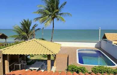 Imagem: A casa possui 4 Dormitórios, 4 Banheiros, 5 Vagas na garagem