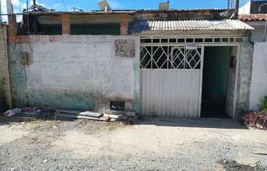 Imagem: A casa possui 3 Dormitórios, 2 Banheiros, 1 Vaga na garagem