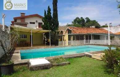 Imagem: A casa possui 4 Dormitórios, 5 Banheiros, 4 Vagas na garagem