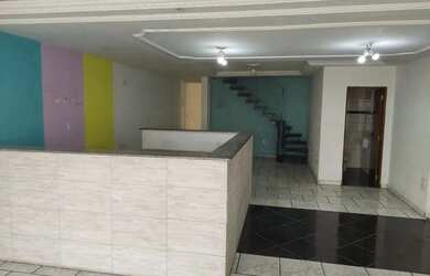 Imagem: A casa possui 3 Dormitórios, 2 Banheiros, 300m² de Área e