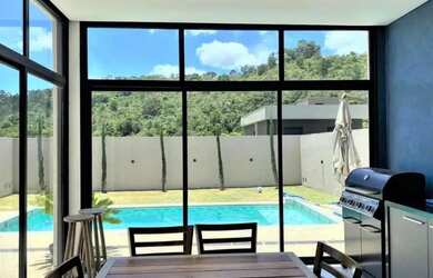 Imagem: A casa possui 3 Dormitórios, 5 Banheiros, 5 Vagas na garagem