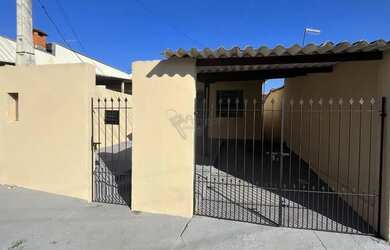 Imagem: A casa possui 3 Dormitórios, 1 Banheiro, 1 Vaga na garagem