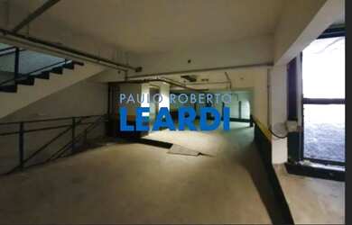 Imagem: O depósito possui 5 Vagas na garagem e 685m² de Área e está