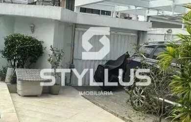 Imagem: A casa em condomínio possui 4 Dormitórios, 2 Banheiros, 3