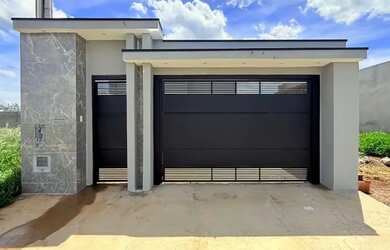 Imagem: A casa possui 3 Dormitórios, 2 Banheiros e está localizado