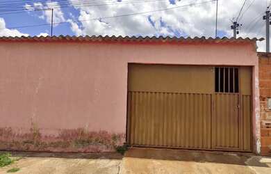 Imagem: A casa possui 3 Dormitórios, 2 Banheiros e está localizado