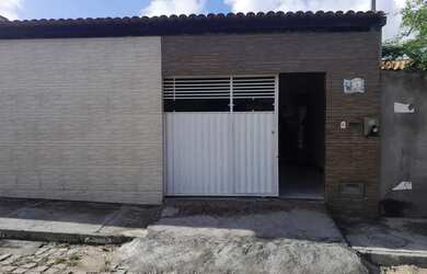 Imagem: A casa possui 2 Dormitórios, 2 Banheiros, 2 Vagas na garagem