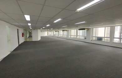 Imagem: O depósito possui 5 Vagas na garagem e 670m² de Área e está