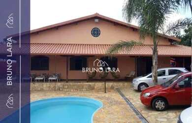 Imagem: A casa possui 4 Dormitórios, 2 Banheiros, 5 Vagas na garagem