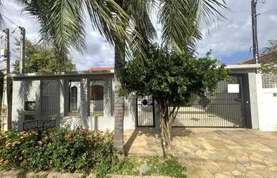 Imagem: A casa possui 2 Dormitórios, 2 Banheiros, 2 Vagas na garagem