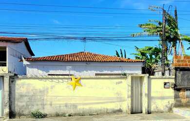 Imagem: A casa possui 3 Dormitórios, 2 Banheiros, 2 Vagas na garagem
