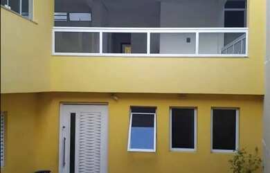 Imagem: A casa possui 4 Dormitórios, 3 Banheiros, 2 Vagas na garagem