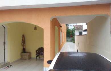 Imagem: A casa possui 3 Dormitórios, 4 Banheiros, 5 Vagas na garagem