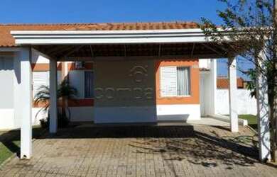 Imagem: A casa em condomínio possui 3 Dormitórios, 2 Vagas na garagem