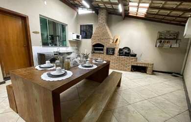 Imagem: A casa possui 3 Dormitórios, 2 Banheiros, 2 Vagas na garagem