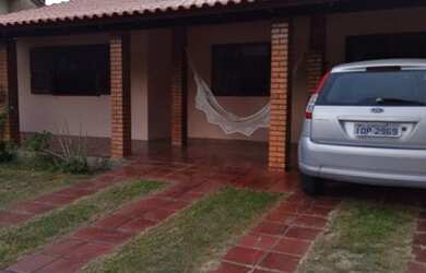 Imagem: A casa possui 3 Dormitórios, 2 Banheiros, 3 Vagas na garagem