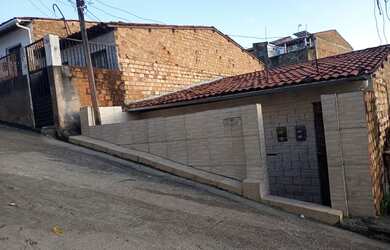 Imagem: A casa possui 1 Dormitório, 1 Banheiro e está localizado