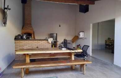 Imagem: A casa possui 3 Dormitórios, 2 Banheiros, 2 Vagas na garagem