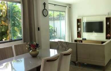 Imagem: A casa possui 3 Dormitórios, 2 Banheiros, 3 Vagas na garagem