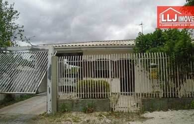 Imagem: A casa possui 4 Dormitórios, 1 Banheiro, 3 Vagas na garagem