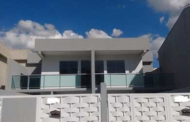 Imagem: A casa possui 2 Dormitórios, 1 Banheiro, 2 Vagas na garagem